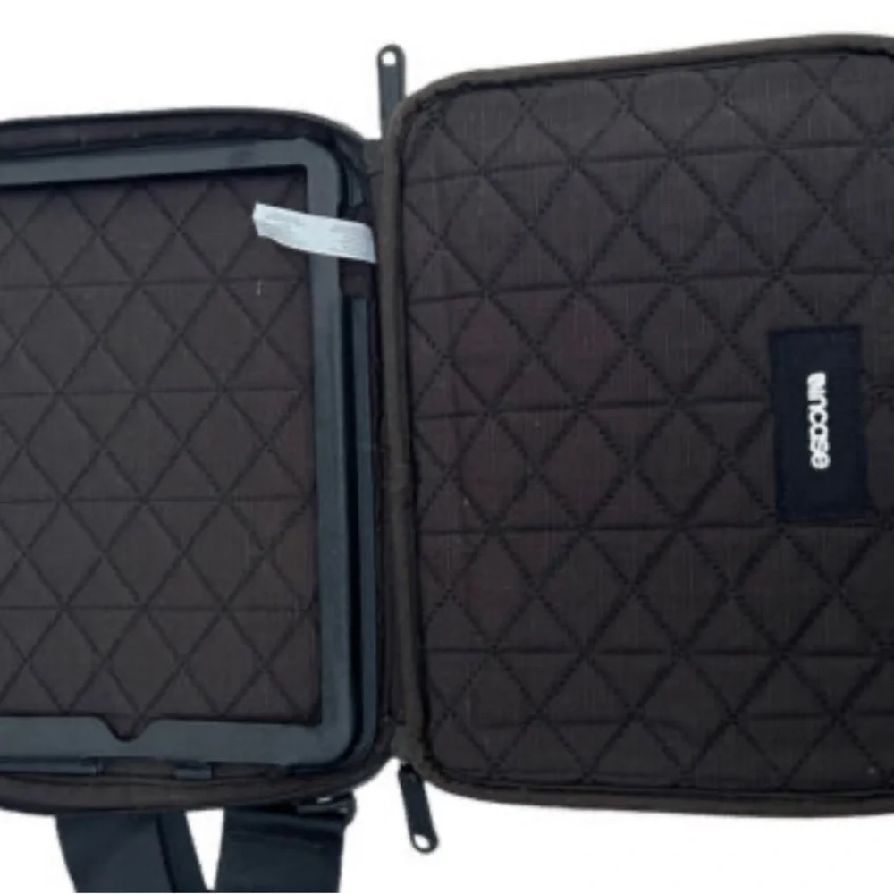 Incase Nylon Thick‎ Padded Crossbody Zipped Tablet ipad Case Black